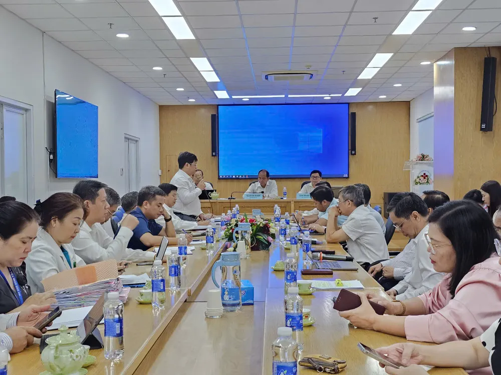 Các lãnh đạo bệnh viện thảo luận tại buổi làm việc
