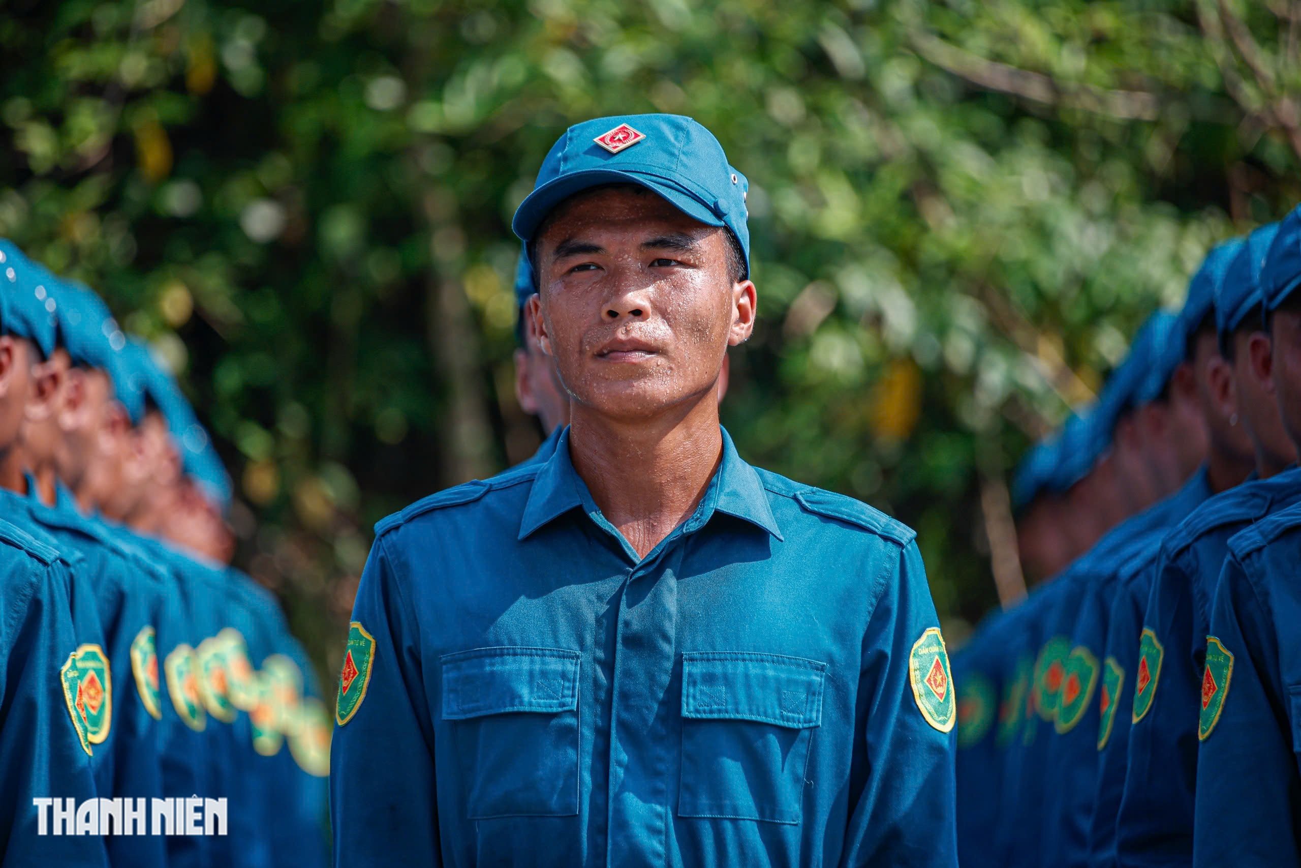 Chiến sĩ đẫm mồ hôi, 'gồng mình' trên mặt đường ảo ảnh luyện tập cho nhiệm vụ A80- Ảnh 13.