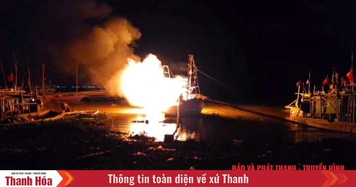 Feuer auf einem im Fischereihafen Lach Truong vor Anker liegenden Schiff
