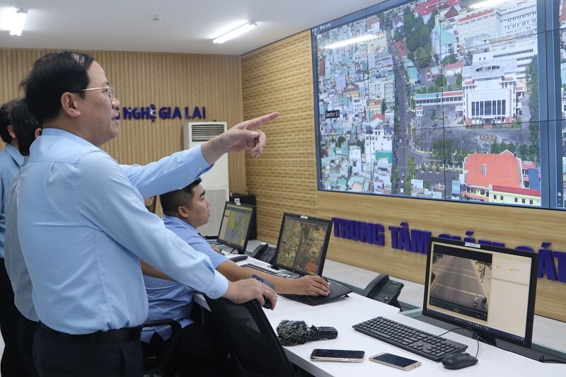 Chủ tịch UBND tỉnh Phạm Anh Tuấn kiểm tra Trung tâm điều hành đô thị thông minh thuộc Sở Khoa học và Công nghệ tỉnh.