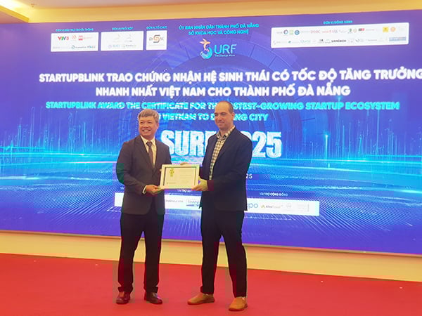 ông Eli David - CEO của StartupBlink đã chính thức trao tặng chứng nhận 
