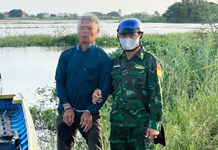 An Giang: Bắt giữ đối tượng vận chuyển 1.100 gói thuốc lá không rõ nguồn gốc