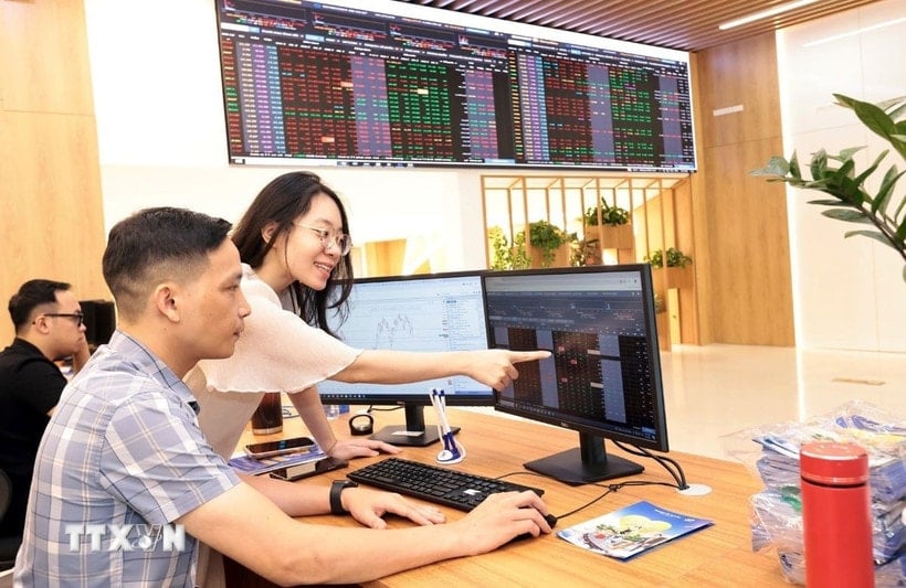 Khách hàng giao dịch tại Hội sở chính Công ty Chứng khoán Bảo Việt tại Hà Nội. (Ảnh: Trần Việt/TTXVN)