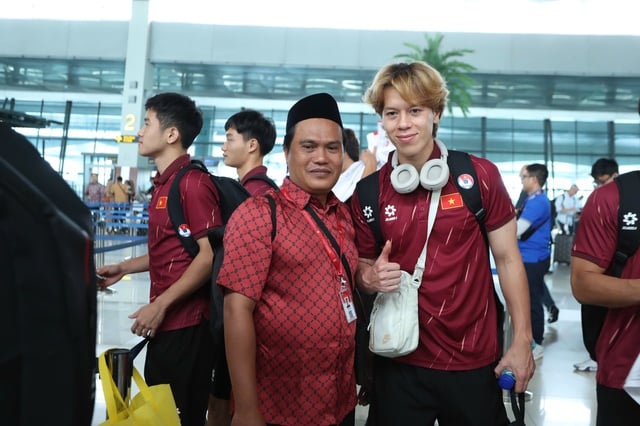 Đình Bắc ‘khệ nệ’ cầm cúp, CĐV Indonesia xin chữ ký U.23 Việt Nam ở sân bay- Ảnh 13.