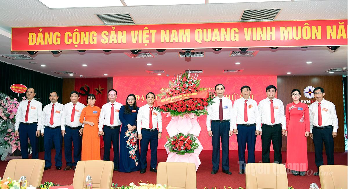 Đồng chí Trần Việt Hùng, Phó Bí thư Đảng ủy UBND tỉnh tặng hoa chúc mừng Đại hội.