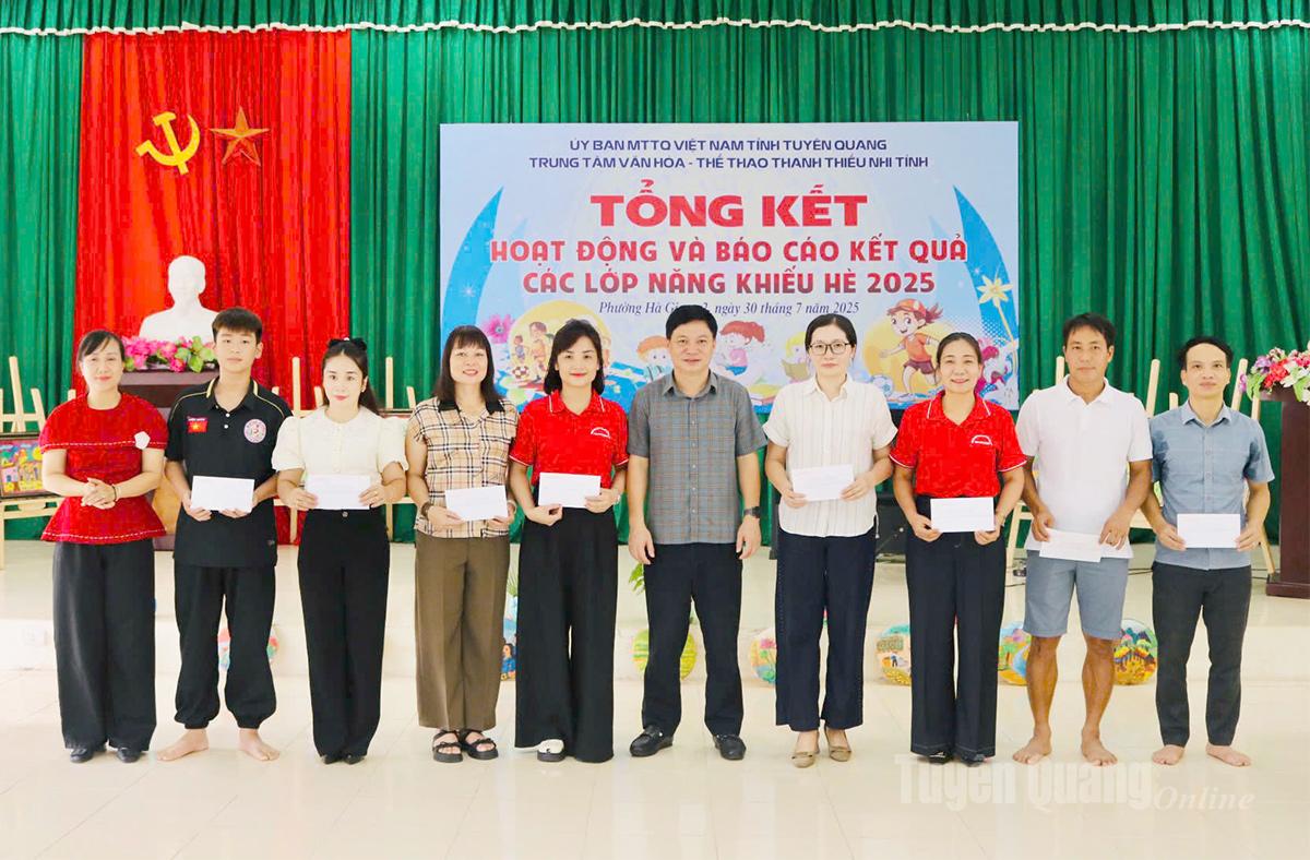 Lãnh đạo Tỉnh đoàn, lãnh đạo Sở Y tế khen thưởng cho các thầy, cô giáo, CTV, huấn luyện viên có thành tích trong các hoạt động hè năm 2025.
