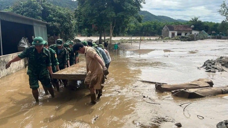 Căng sức giúp dân khắc phục hậu quả của đợt mưa lũ lịch sử- Ảnh 1.