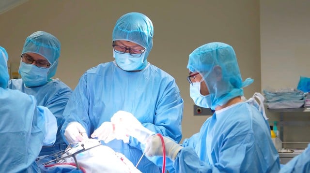 Bóc trọn khối u não 6 cm, bệnh nhân hồi phục sau 2 giờ phẫu thuật - Ảnh 1.