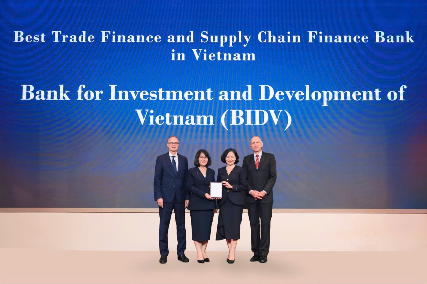 bidv-khang-dinh-vi-the-voi-giai-thuong-tai-tro-thuong-mai-quoc-te.jpg