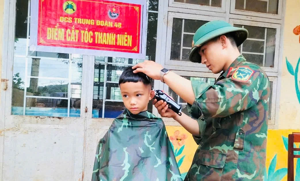 Trung đoàn 48 thực hiện công tác dân vận tại xã Gào và xã Ia Boòng