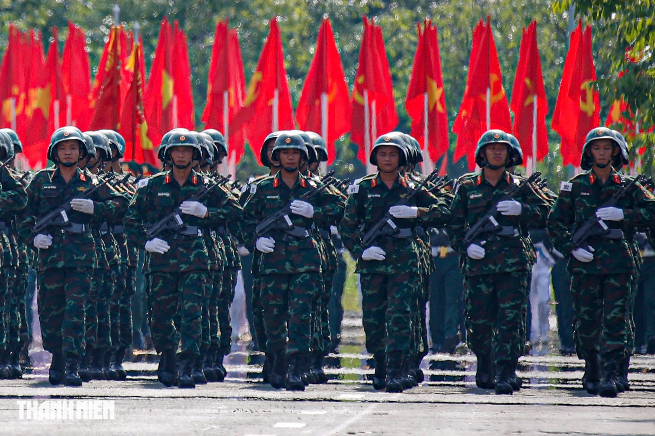 Chiến sĩ đẫm mồ hôi, 'gồng mình' trên mặt đường ảo ảnh luyện tập cho nhiệm vụ A80- Ảnh 3.