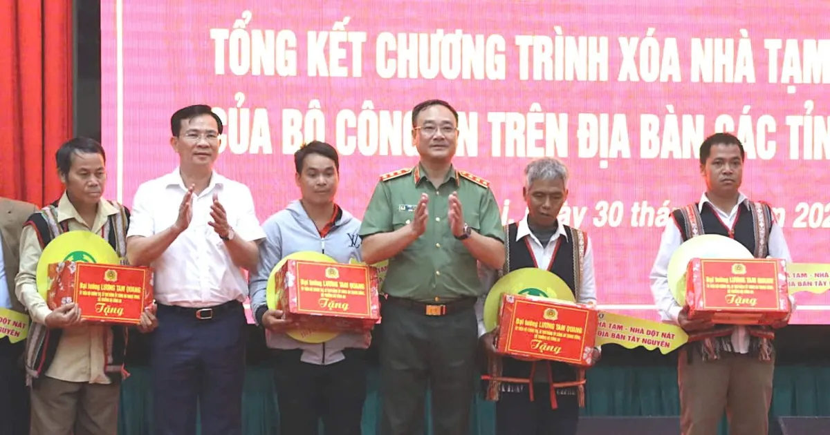 ក្រសួងសន្តិសុខសាធារណៈគាំទ្រខេត្តចំនួនបីគឺ Gia Lai, Quang Ngai, និង Lam Dong ដើម្បីសាងសង់ និងជួសជុលផ្ទះចំនួន 6,370 ខ្នងសម្រាប់គ្រួសារក្រីក្រ និងជិតក្រីក្រ។