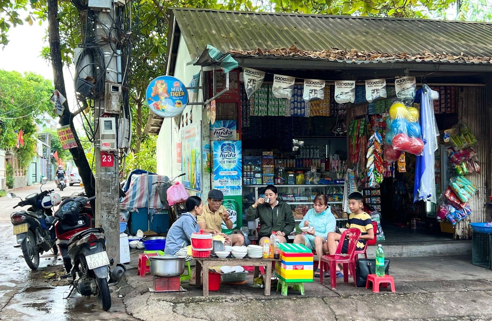 Quán bánh canh Nam Phổ 10.000 đồng ở Huế, đến không kịp là hết - Ảnh 1.