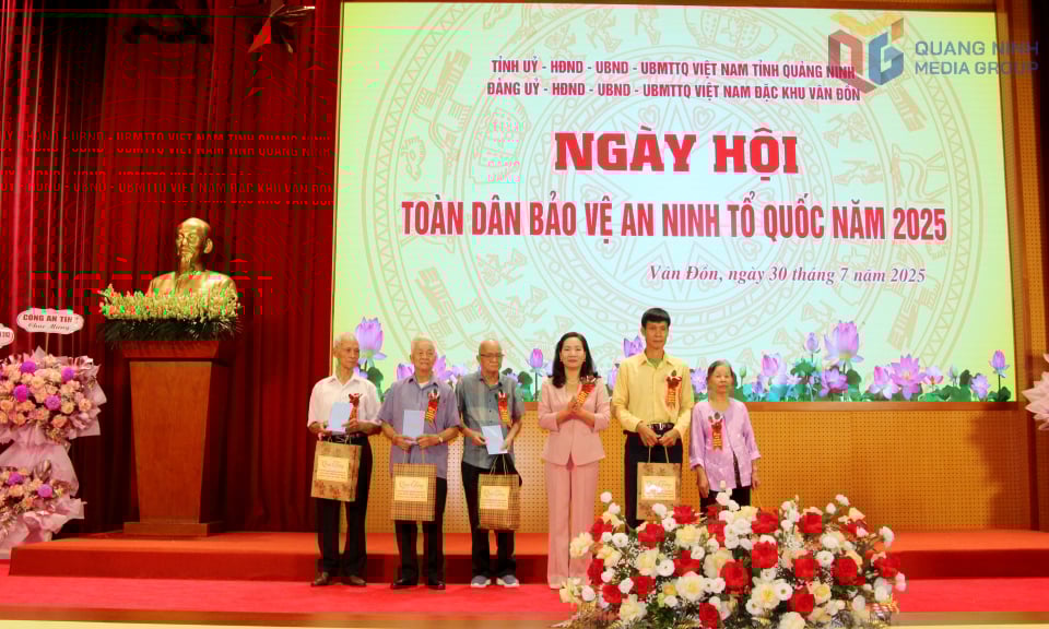 Đồng chí Nguyễn Thị Hạnh, Phó Chủ tịch UBND tỉnh, tặng quà cho các gia đình có hoàn cảnh khó khăn trên địa bàn đặc khu Vân Đồn.