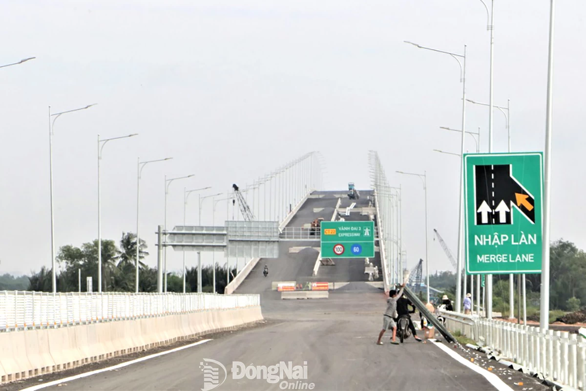 Cầu Nhơn Trạch được khởi công xây dựng vào tháng 9-2022 với tổng mức đầu tư hơn 1,6 ngàn tỷ đồng. Hiện nay, sản lượng thi công gói thầu đã đạt hơn 99% và dự kiến sẽ hoàn thành toàn bộ các hạng mục trước ngày 31-7-2025. Ảnh: Phạm Tùng
