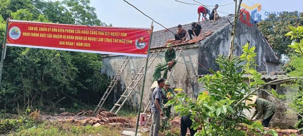 Officers of Van Gia Border Guard Station help Mr. Tran Van Thiu's family, residing in Vinh Thuc 2 village, Vinh Thuc commune, repair their house.