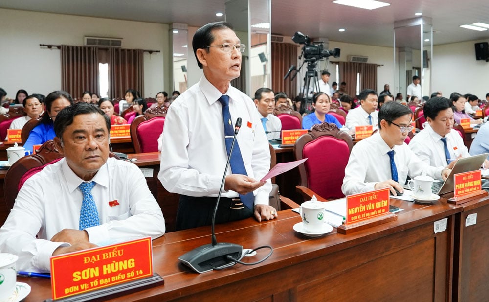 Đại biểu Nguyễn Văn Khiêm- Đơn vị Tổ đại biểu số 10 thảo luận về bố trí công tác cán bộ theo chỉ đạo của Thường trực Ban Bí thư Trung ương Đảng.