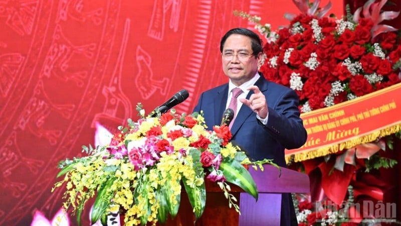 Premierminister Pham Minh Chinh, Sekretär des Regierungsparteikomitees, hielt eine Rede zur Leitung des Kongresses. (Foto: Tran Hai)