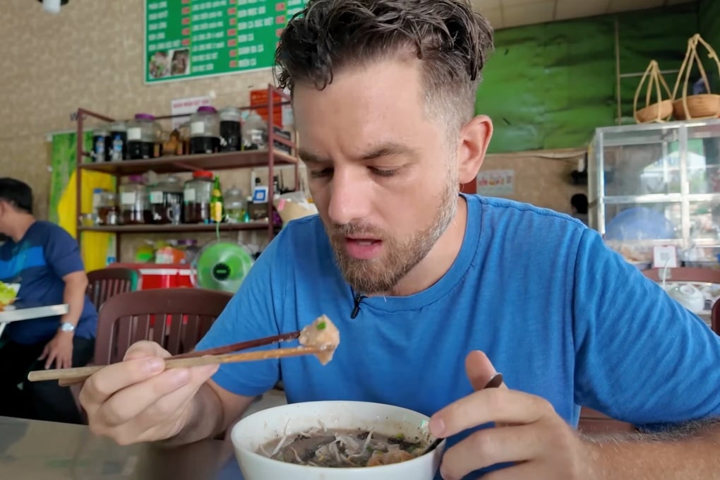 Thử món từng bị chê tệ nhất Việt Nam, đầu bếp Mỹ nói muốn ăn lần nữa - 1
