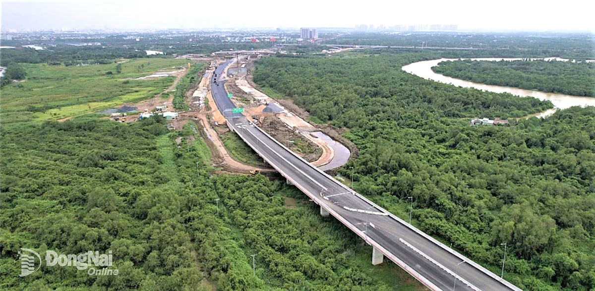 Trong phương án tổ chức giao thông khi khai thác tạm Dự án Thành phần 1A phía Thành phố Hồ Chí Minh, do các nhánh A, D, E của nút giao vào đường cao tốc Thành phố Hồ Chí Minh - Long Thành - Dầu Giây dự kiến đến tháng 12-2025 mới hoàn thành nên từ ngày 19-8-2025 đến tháng 12-2025, các phương tiện sẽ lưu thông bằng 300m đường tạm. Sau tháng 12-2025, sẽ lưu thông qua các nhánh A, D, E. Ảnh: Phạm Tùng