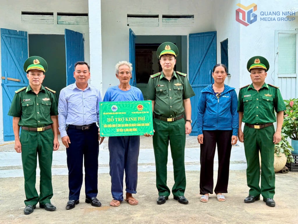 Van Gia Border Guard Station gives funding to support house repair for Mr. Tran Van Thiu's family