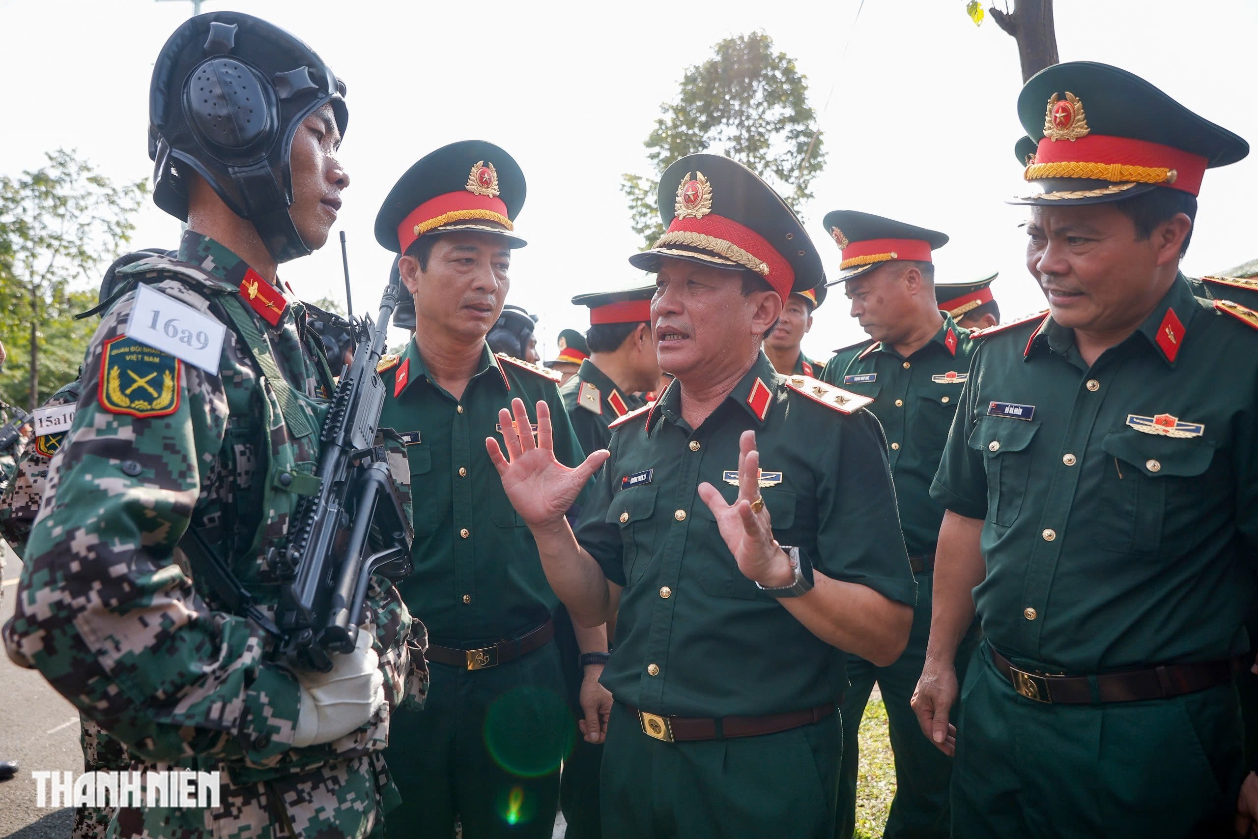 Chiến sĩ đẫm mồ hôi, 'gồng mình' trên mặt đường ảo ảnh luyện tập cho nhiệm vụ A80- Ảnh 1.