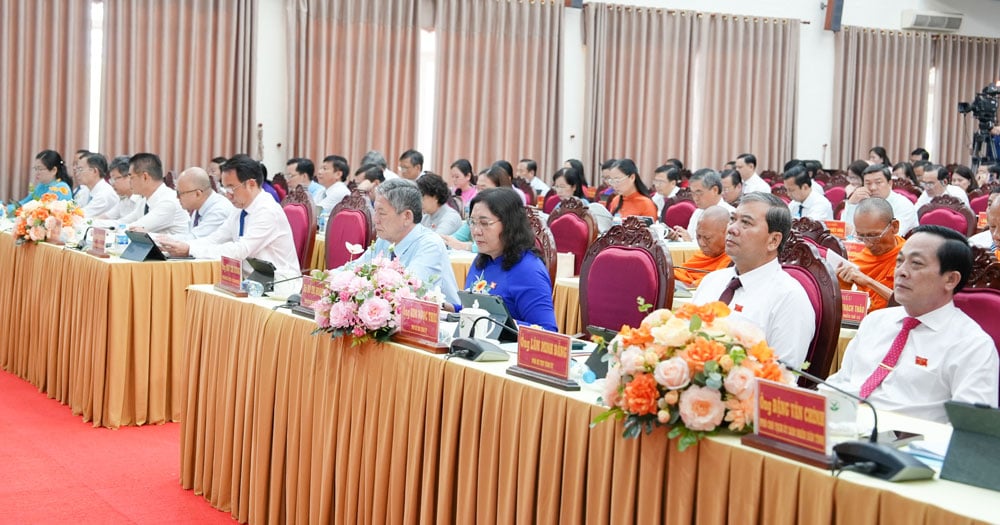 -	Đại biểu tham dự kỳ họp. 