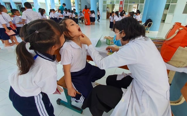 Học sinh, sinh viên được giảm mức đóng BHYT thêm 252.720 đồng/năm - Ảnh 1.