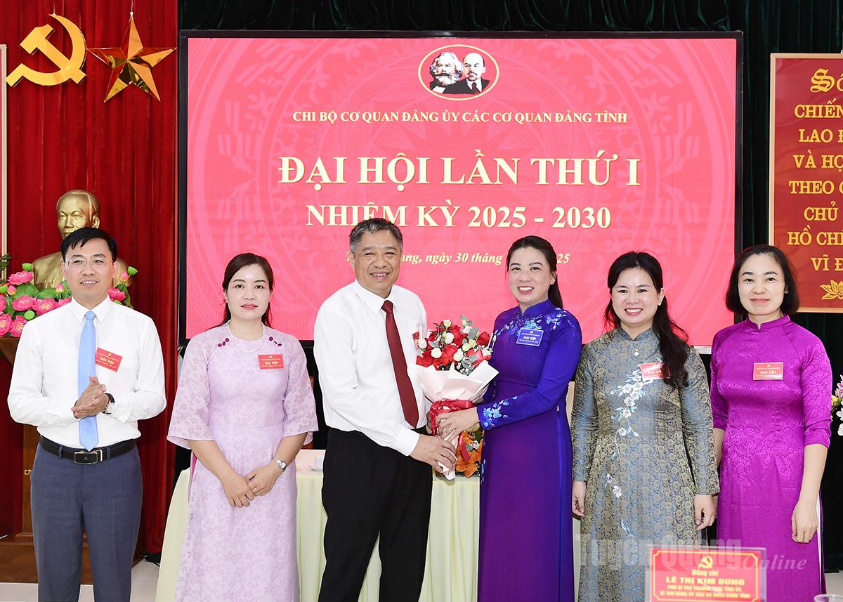 Đồng chí Lê Thị Kim Dung, Phó Bí thư Thường trực Tỉnh ủy, Bí thư Đảng ủy các cơ quan Đảng tỉnh tặng hoa chúc mừng Ban Chấp hành Chi bộ Cơ quan Đảng ủy các cơ quan Đảng tỉnh lần thứ I, nhiệm kỳ 2025-2030.