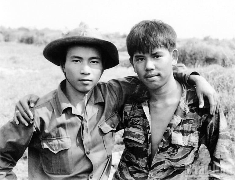 ndo_br_13-hai-nguoi-linh-nguyen-huy-tao-quan-giai-phong-nguoi-ha-noi-va-bui-trong-nghia-linh-cong-hoa-nguoi-sai-gon-khoac-vai-nhau-don-mung-hoa-binh-o-chot-long-quang-1973-chu-chi-thanh.jpg