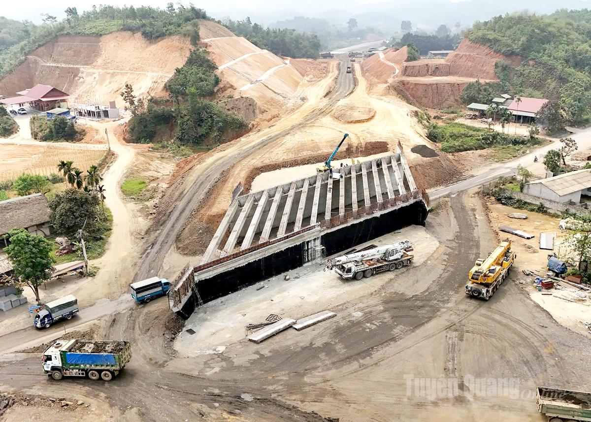 Tuyến cao tốc Tuyên Quang - 
Hà Giang đang 
được đẩy nhanh tiến độ.