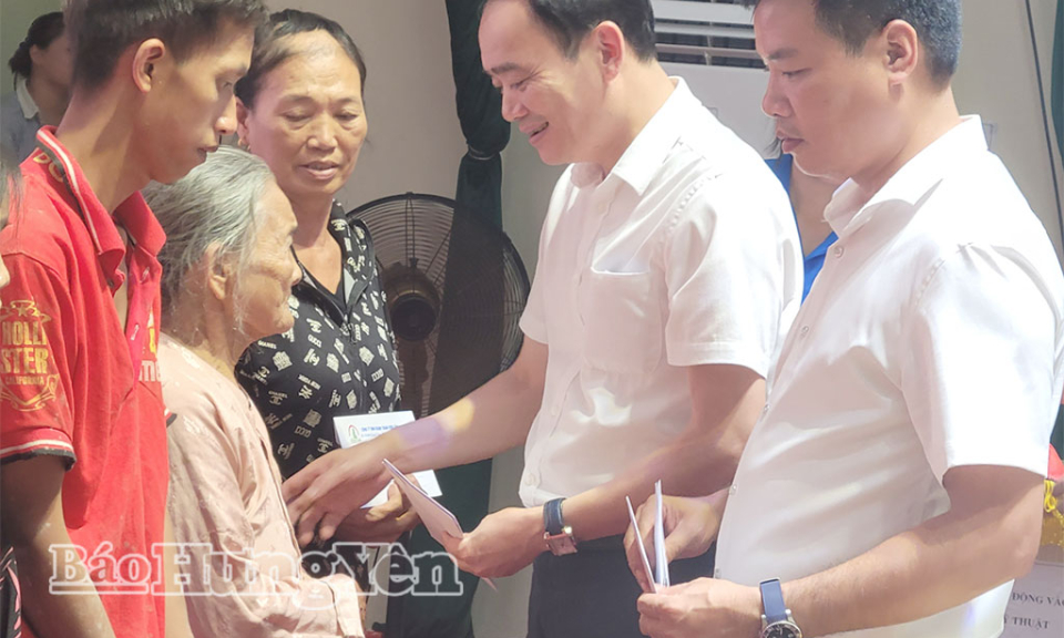 Hong Chau Ward បរិច្ចាគអង្ករ និងថវិកាជួយគ្រួសារក្រីក្រ