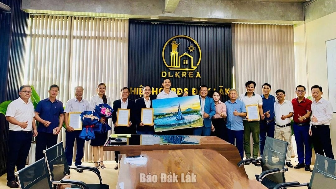Tập thể BCH chụp hình lưu niệm