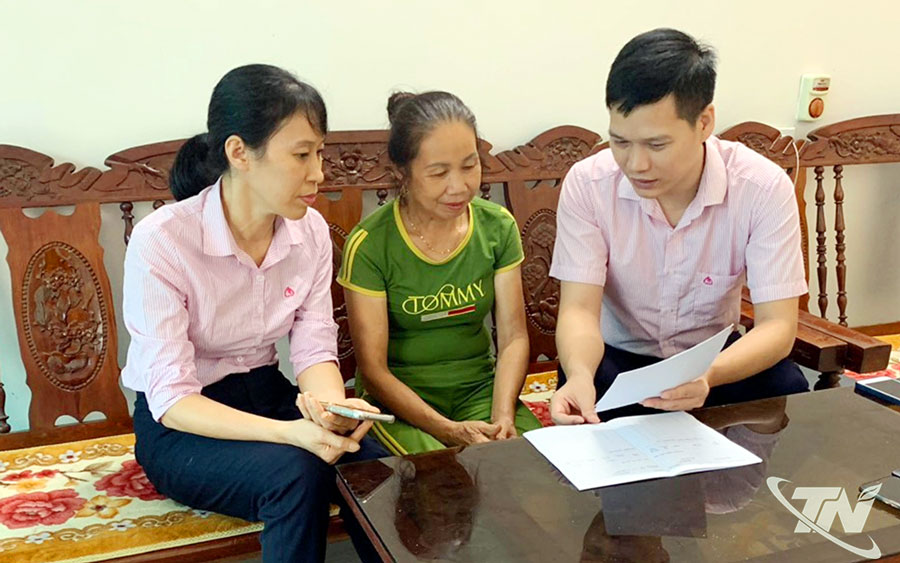 Cán bộ Ngân hàng Chính sách xã hội hướng dẫn thủ tục vay vốn cho học sinh, sinh viên.
