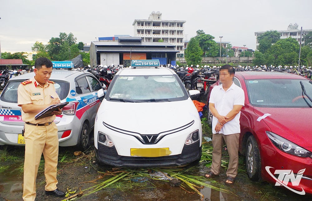 Cảnh sát giao thông làm việc với anh N.K.C trú tại tổ 5, phường Phan Đình Phùng, điều khiển xe ô tô BKS 20A-199.XX.