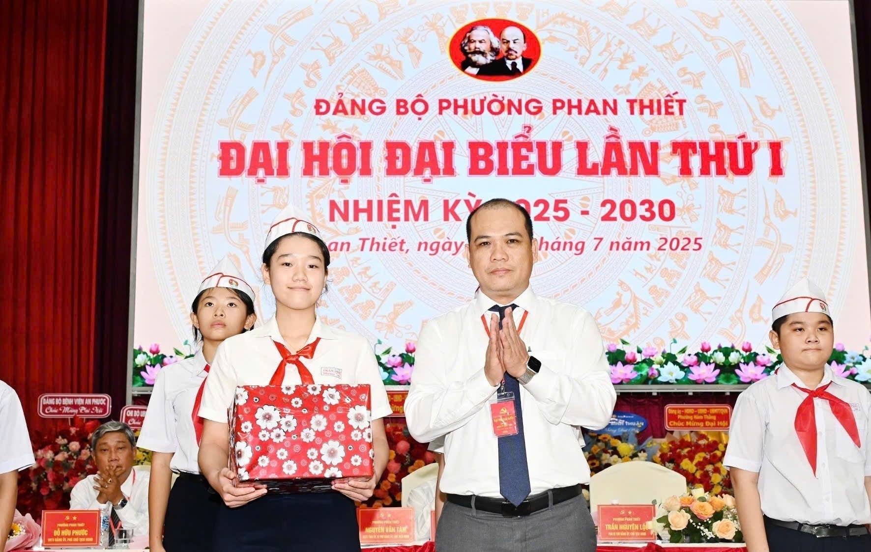 Lãnh đạo phường Phan Thiết tặng quà đến đội thiếu niên tiền phong