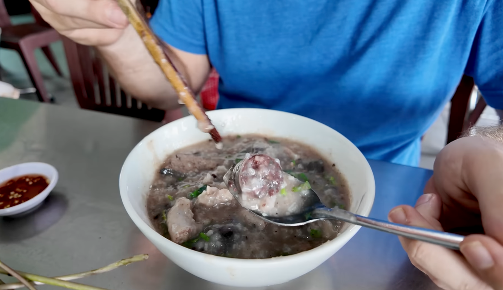 Thử món từng bị chê tệ nhất Việt Nam, đầu bếp Mỹ nói muốn ăn lần nữa - 2