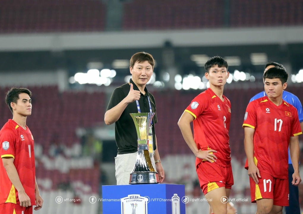 Báo Hàn Quốc ấn tượng với phép thuật của HLV Kim Sang Sik - 1