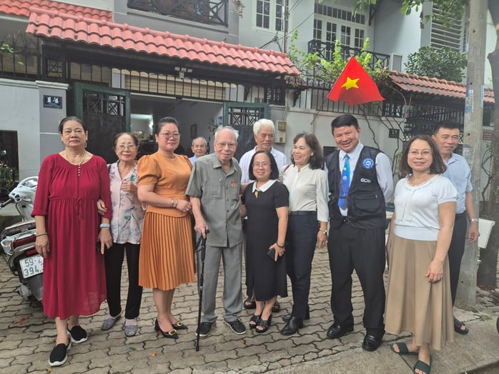 Họa sĩ Quách Phong, nhà văn Đoàn Minh Tuấn… được thăm, tri ân - Ảnh 14.