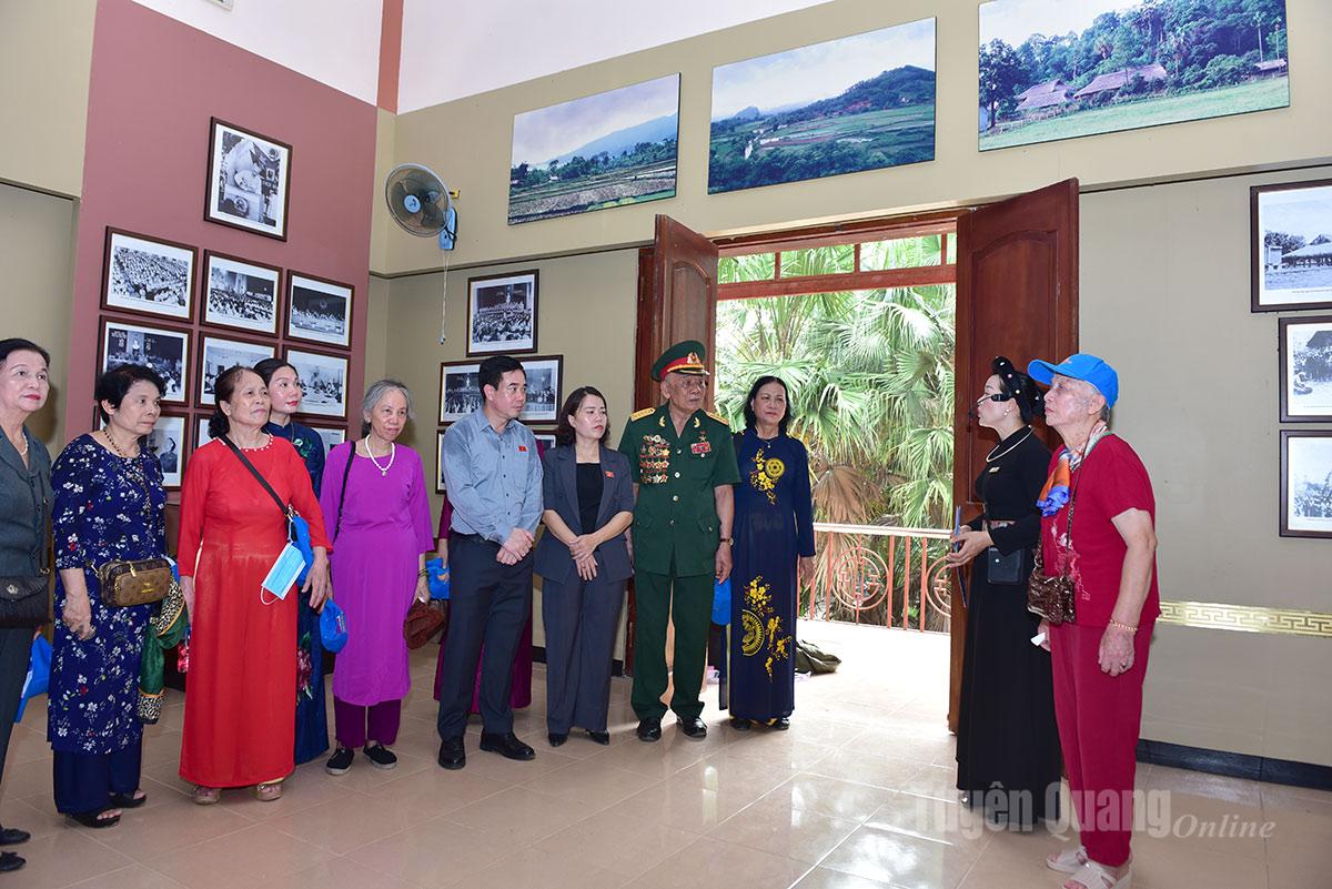 Delegates visit the Memorial House in the National Assembly Standing Committee Relic Site.