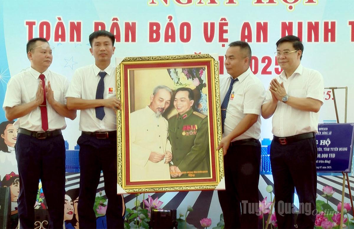 Thay mặt Tỉnh ủy, HĐND, UBND, Ủy ban MTTQ tỉnh Tuyên Quang đồng chí Hoàng Gia Long, Ủy viên Ban Thường vụ Tỉnh ủy, Phó Chủ tịch UBND tỉnh tặng quà cho Nhà máy Thủy điện Sông Lô 2.