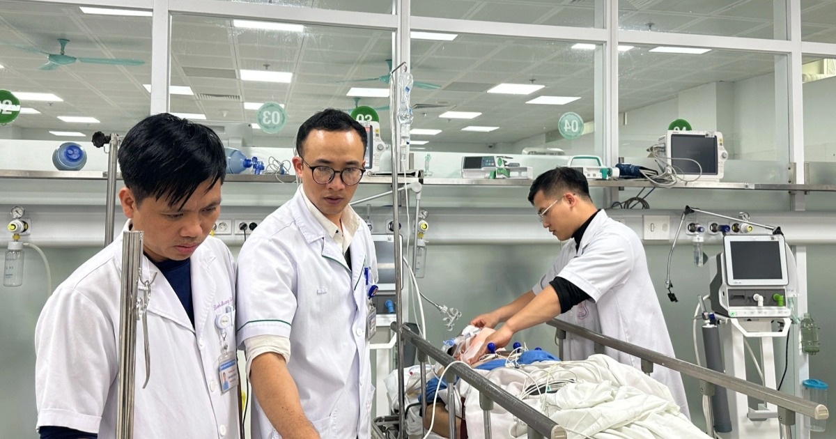 Mất lái ngã vào đống sắt, bệnh nhân vỡ gan, lộ toàn bộ nội tạng