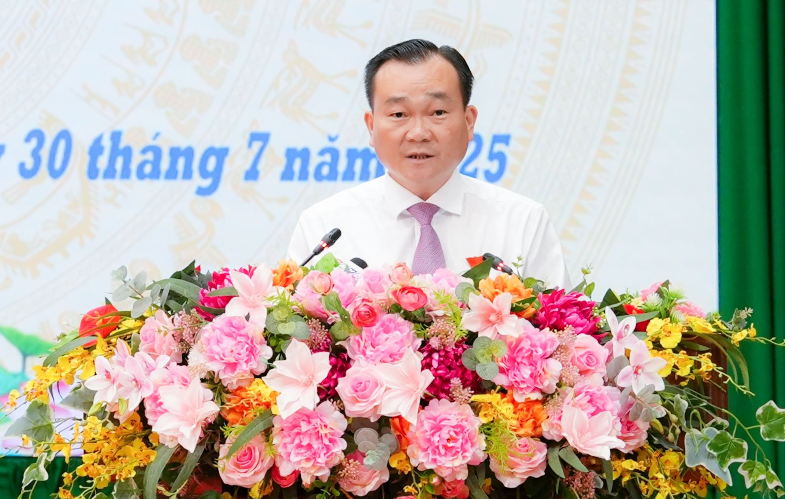 Ông Nguyễn Minh Dũng- Phó Bí thư Tỉnh ủy, Chủ tịch HĐND tỉnh phát biểu bế mạc kỳ họp.