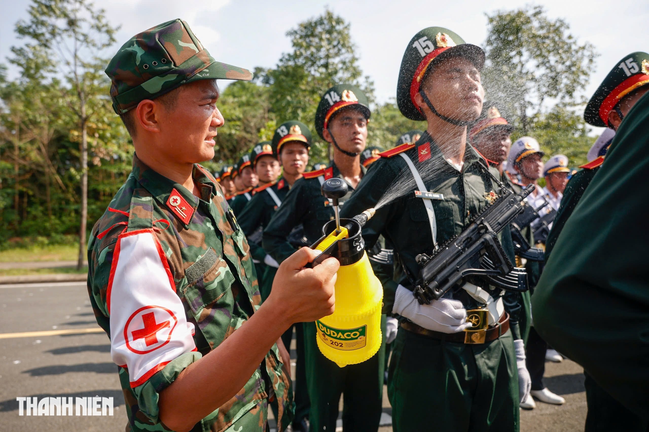 Chiến sĩ đẫm mồ hôi, 'gồng mình' trên mặt đường ảo ảnh luyện tập cho nhiệm vụ A80- Ảnh 19.