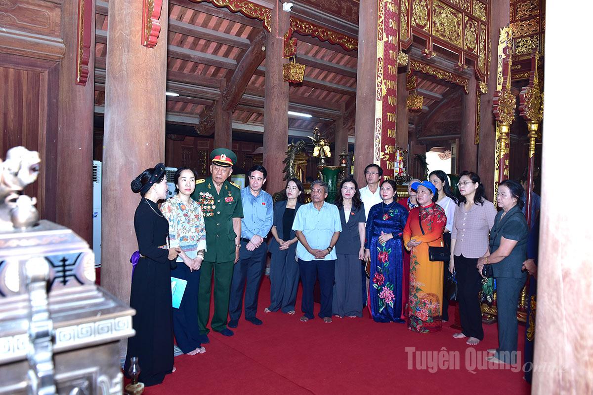 Delegates listened to an introduction to the memorial site of President Ho Chi Minh and revolutionary predecessors.