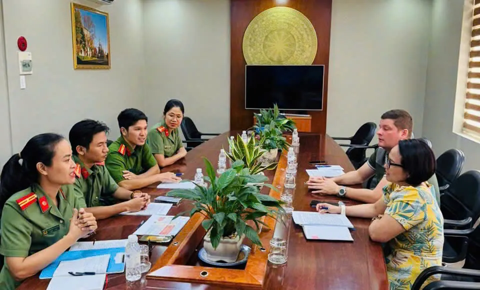 Tam Thang Ward supports foreigners to register for level 2 electronic identification