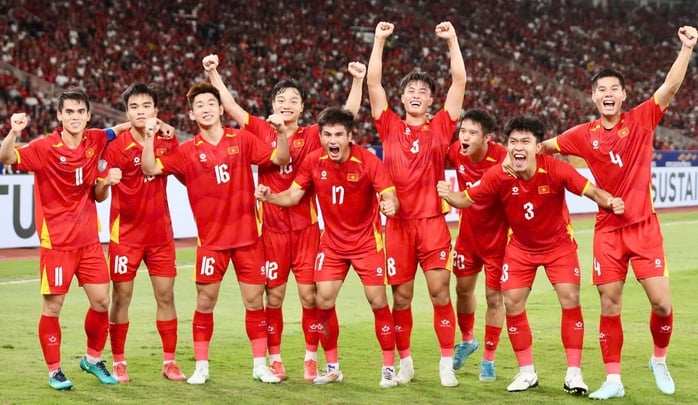 U23 Đông Nam Á 2025: Vì sao HLV Kim Sang-sik vái lạy trọng tài?- Ảnh 3.