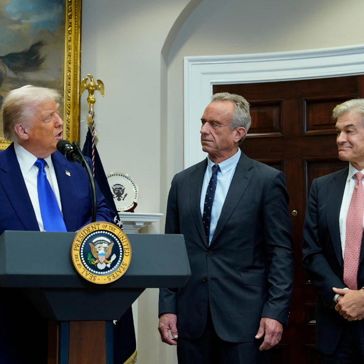 Präsident Trump RFK Jr. und Dr. Mehmet Oz bei der Veranstaltung. (Quelle: Bloomberg)