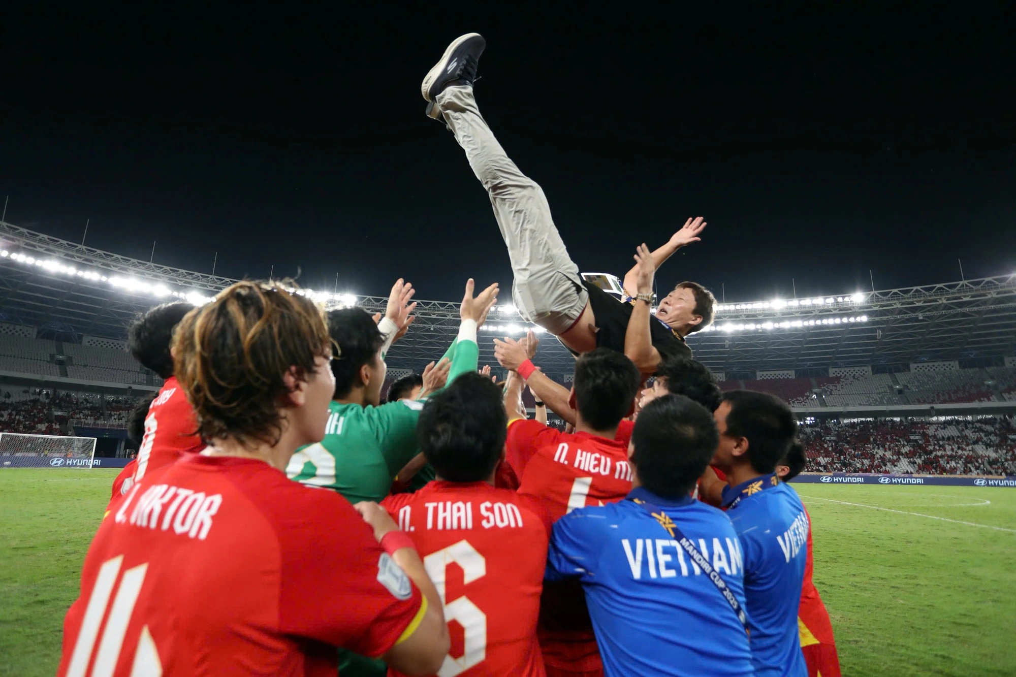 HLV Kim Sang-sik gặp ‘sự cố khó tin’, bị học trò… đánh rơi xuống đất
