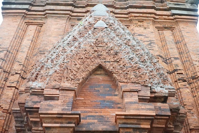 Những cái tên 'bôi bẩn' Tháp Đôi 800 năm tuổi - Ảnh 2.